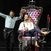 Konstantin Krimmel (Figaro) und Huw Montague Rendall (Graf Almaviva) &copy; Wilfried Hösl