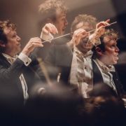 Daniel Harding dirigeant la Huitième Symphonie de Gustav Mahler &copy; Denis Allard