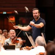 Fabien Gabel en répétition dans Casse-Noisette avec le National &copy; Christophe Abramowitz
