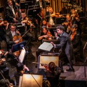 James Gaffigan dirige l'orchestre du Komische Oper de Berlin &copy; Jan Windszus Photography
