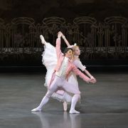 Yudai Fukuoka as Hoffmann and Risako Ikeda as Olympia in Peter Darrell's Tales of Hoffmann © Takashi Shikama