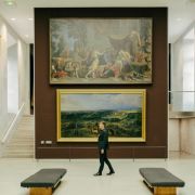 Klaus Mäkelä dans la salle Charles Le Brun du musée du Louvre &copy; M. Benguigui / Pasco and co