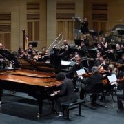 Lucjan Luc y Daahoud Salim, pianos, Álvaro Albiach al frente de la OEX &copy; Orquesta de Extremadura