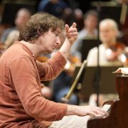 Maxim Emelyanychev en répétition avec l'Orchestre Philharmonique de Radio France © Christophe Abramowitz / Radio France