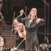Ariane Matiakh dirige l'Orchestre National du Capitole de Toulouse &copy; Romain Alcaraz
