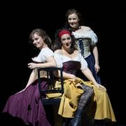 Niamh O'Sullivan (Mercédès), Marina Viotti (Carmen) und Uliana Alexyuk (Frasquita) &copy; Monika Rittershaus