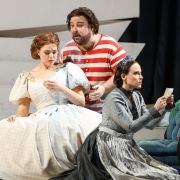 Matilda Sterby (Magda de Civry), Timothy Fallon (Prunier) und Rebecca Nelsen (Lisette) &copy; Barbara Pálffy | Volksoper Wien
