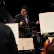 Cristian Măcelaru en répétition avec l'Orchestre National de France &copy; Dimitri Scapolan