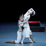Ayako Ono as Nikiya and Yudai Fukuoka as Solor in La Bayadère &copy; Hidemi Seto
