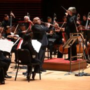 Ricardo Morales and Esa-Pekka Salonen perform kínēma (2021) with the Philadelphia Orchestra &copy; Pete Checchia