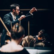 Dinis Sousa dirige l'Orchestre Révolutionnaire et Romantique à la Philharmonie &copy; Ondine Bertrand / Cheeese