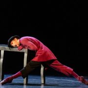 Silas Henriksen as Man on Pointe in Mats Ek's She was black &copy; Erik Berg