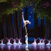 Sun Yina and Zhou Jie in The Acrobatic Swan Lake © Xi'an Acrobatic Troupe