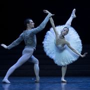 Le Lac des cygnes à Bastille (ici, Paul Marque et Sae Eun Park) &copy; Ann Ray / Opéra national de Paris