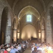 Le public de l'Abbaye de l'Escaladieu attend Nicolas Stavy &copy; Thibault d'Hauthuille