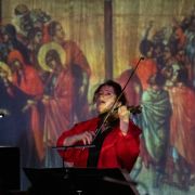 Patricia Kopatchinskaja joue Crux sous la croix de Duccio di Buoninsegna &copy; Raphaël Faux