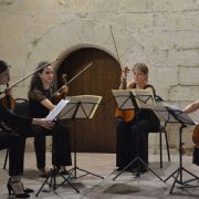 Le Quatuor Hernani dans le cloître de l'abbaye de Silvacane (en 2023) &copy; DR / Festival de Quatuors du Luberon