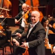 Theodore Kuchar conducts the Lviv National Philharmonic Orchestra of Ukraine &copy; Courtesy IMG Artists