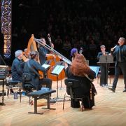 L'Arpeggiata entoure Philippe Jaroussky (et son éventail) à la Halle aux grains &copy; Grands Interprètes