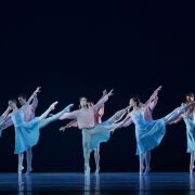 Ensemble Ballett am Rhein in Hans van Manen's Four Schumann Pieces &copy; Yan Revazov