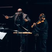 Vimbayi Kaziboni dirige l'Ensemble Modern Orchestra à la Philharmonie © Cheeese / Ondine Bertrand