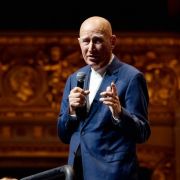 Sebastião Salgado en el momento de dirigirse al público del Liceu © Sergi Panizo | Gran Teatre del Liceu