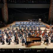 Jean-Frédéric Neuburger, Tugan Sokhiev et l'Orchestre Philharmonique de Radio France &copy; Grands Interprètes - Toulouse