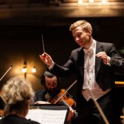 Patrick Hahn conducts the Royal Scottish National Orchestra © Sally Jubb