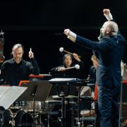 Pierre Bleuse dirige le grand soir Edgard Varèse à la Philharmonie © Quentin Chevrier