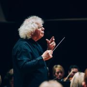 Simon Rattle dirige le London Symphony Orchestra à la Philharmonie © Antoine Benoit-Godet / Cheeese