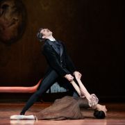 Mathieu Ganio et Ludmila Pagliero dans Onéguine &copy; Julien Benhamou / Opéra national de Paris