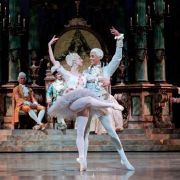 Bleuenn Battistoni et Guillaume Diop dans La Belle au bois dormant &copy; Agathe Poupeney / Opéra national de Paris
