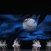 National Ballet of Canada in Swan Lake &copy; Karolina Kuras