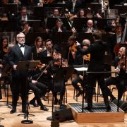 Lambert Wilson, Joshua Weilerstein et l'Orchestre National de Lille &copy; Ugo Ponte / onl
