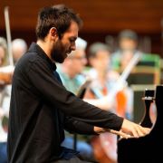 Alexandre Kantorow en répétition avec le Philhar' &copy; Christophe Abramowitz / Radio France