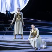 Yolanda Auyanet (Giovanna d'Arco) y una bailarina &copy; Miguel Barreto | Auditorio de Tenerife