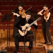 El guitarrista Miloš Karadaglić y la Orquesta Da Camera en el Palau de la Música © Mario Wurzburger | Ibercamera