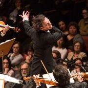 Teodor Currentzis dirigiendo la orquesta musicAeterna &copy; Amoorphotographer | Wikimedia Commons