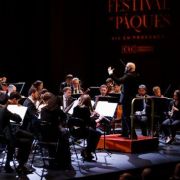 Pierre Bleuse conducts the Orchestre du Festival Pablo Casals &copy; Festival de Pâques 2025 | Caroline Doutre