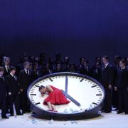 Nadine Sierra (Violetta Valéry), Xabier Anduaga (Alfredo) y el Coro Titular del Teatro Real &copy; Javier del Real | Teatro Real
