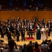 Louwrens Langevoort (center) and the Deutsches Symphonie-Orchester Berlin &copy; Courtesy of Kölner Philharmonie
