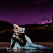 Yui Yonezawa as Giselle and Shun Izawa as Albrecht in Miyako Yoshida's Giselle &copy; Tristram Kenton