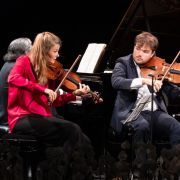 Janine Jansen und Timothy Ridout, im Hintergrund Sergei Babayan &copy; Sofia Lambrou