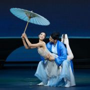 舞剧《白蛇》中，敖定雯饰演白素贞（白蛇）/妻子，吴虎生饰演许仙/丈夫 &copy; Steven Pisano