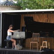 Lénie Carpentras officie sur le piano d'uNopia &copy; Adélie Lopez