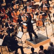 Klaus Mäkelä dirige l'Orchestre de Paris devant le public des Prem's © Denis Allard