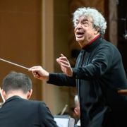 Semyon Bychkov conducts the Czech Philharmonic © Petra Hajská