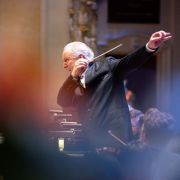Manfred Honeck conducts the Pittsburgh Symphony © JMilteer Photography