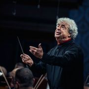 Semyon Bychkov conducts the Czech Philharmonic © Petr Chodura