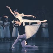 Sae Eun Park (Giselle) et Germain Louvet (Albrecht) &copy; Maria-Helena Buckley / Opéra national de Paris